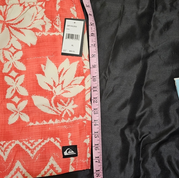 NWT quicksilver lined 7" swim trunks - Picture 4 of 8